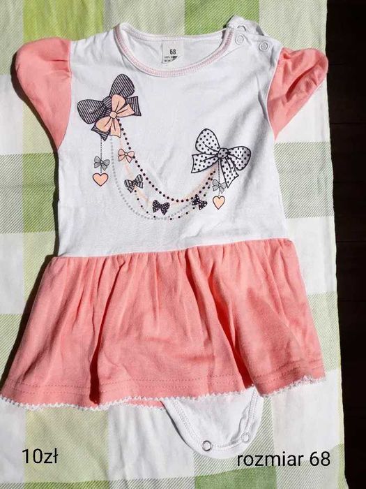 Zestaw ubranek rampers, sukienka z body r. 68-74, czapka