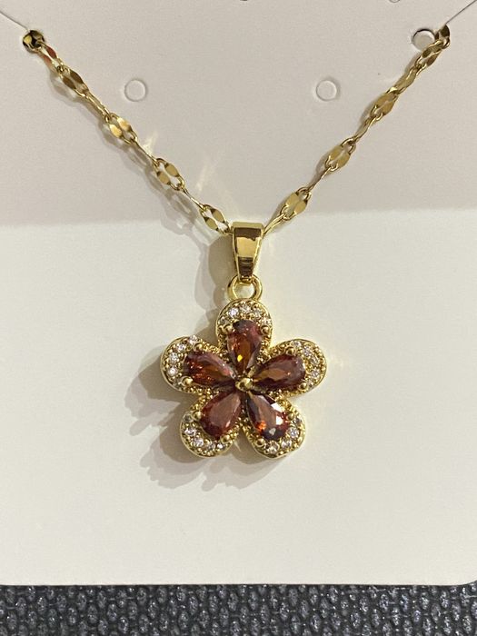 subtelny naszyjnik z zawieszką