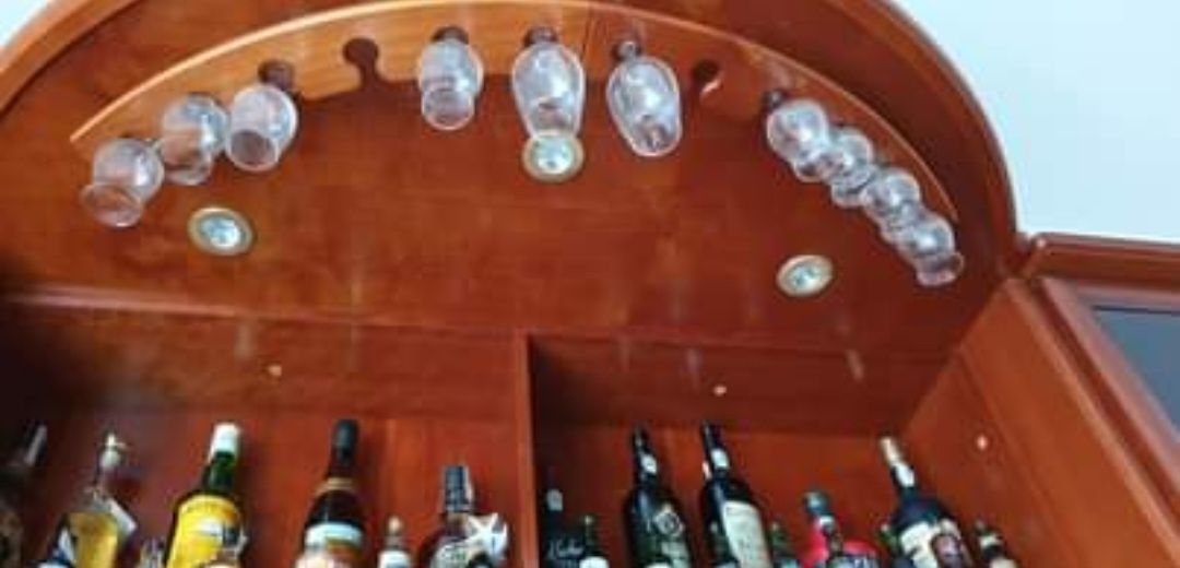 Móvel Bar em cerejeira com iluminação