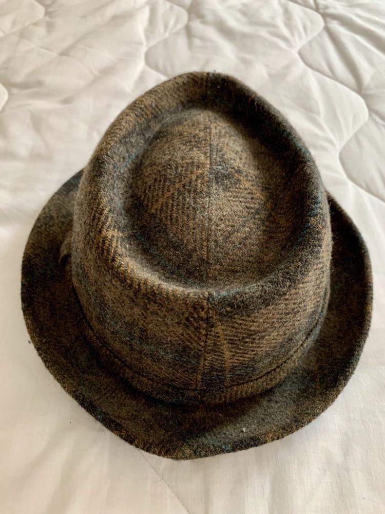 Chapeu estilo Fedora, Homburg ou Gelot