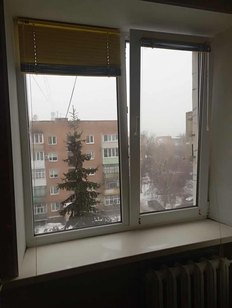 Продам вікно б/в + москітна сітка і жалюзі в подарунок
