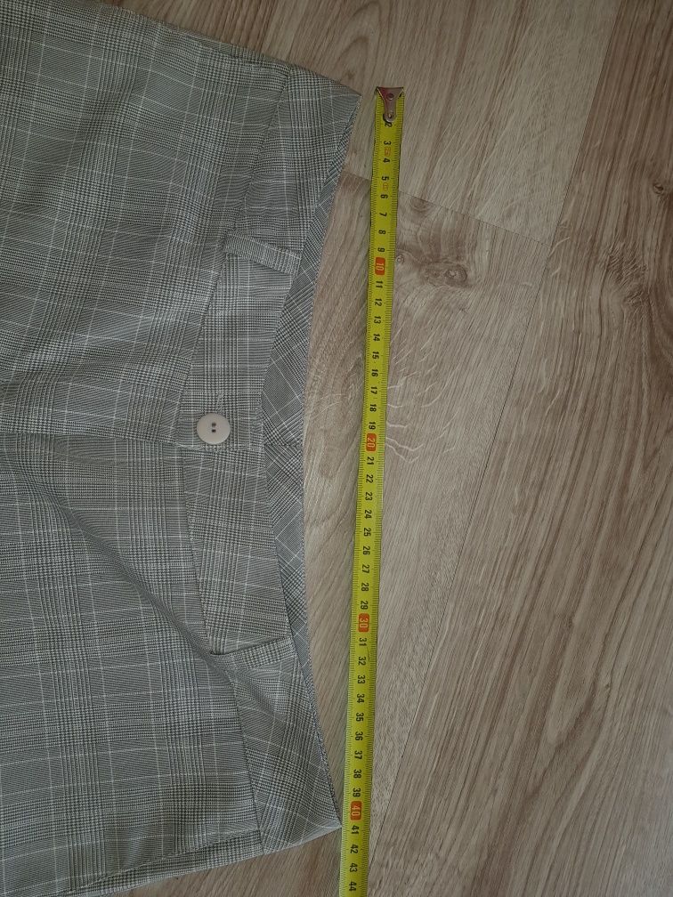 Szare materiałowe spodnie w kratkę