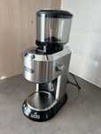 Młynek do kawy Delonghi Dedica KG 521.M