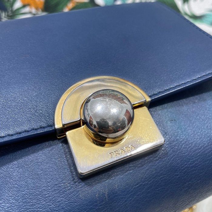 Vtg autêntico.  Bolsa tipo corrente de couro PRADA