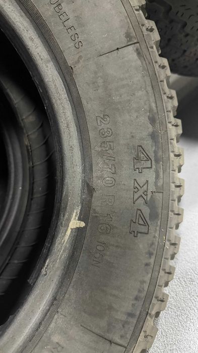 Pneus 4x4 235/70 R14 dois com muito bom piso