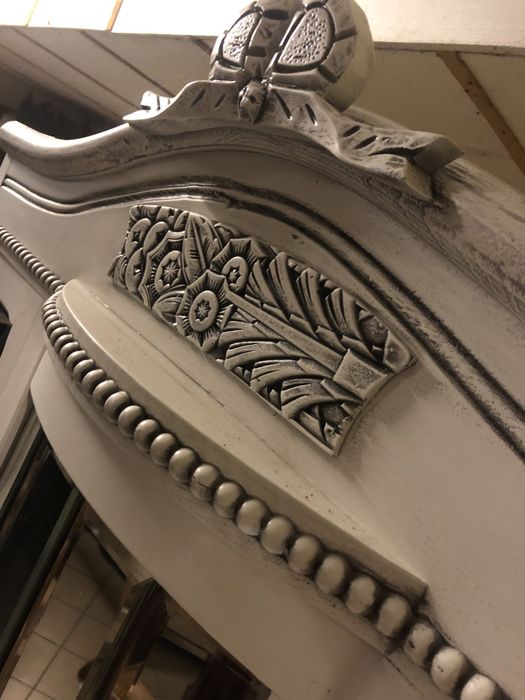 Kredens  biały lustro kryształki. Po renowacji