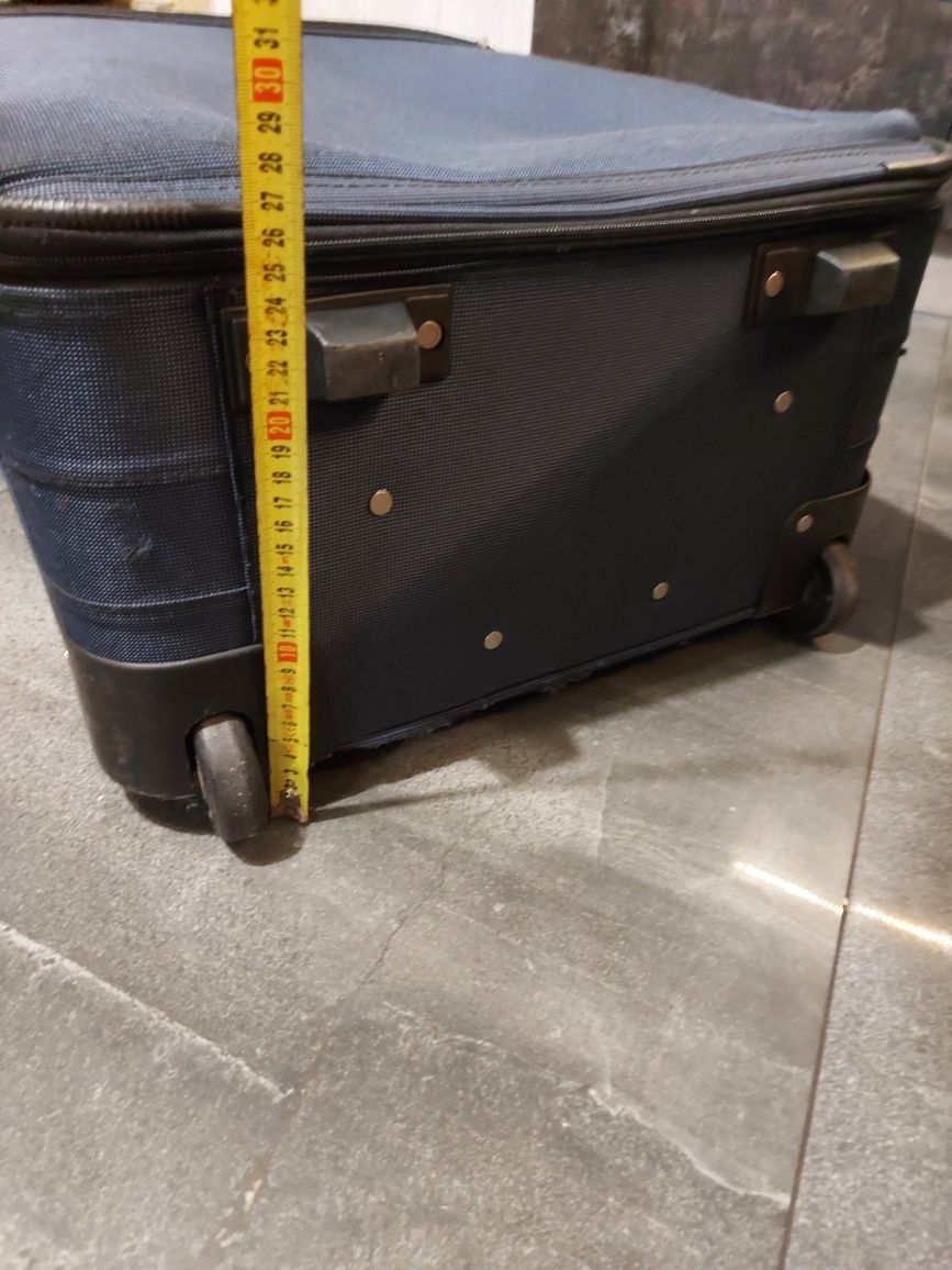 Duża pojemna walizka na kółkach
