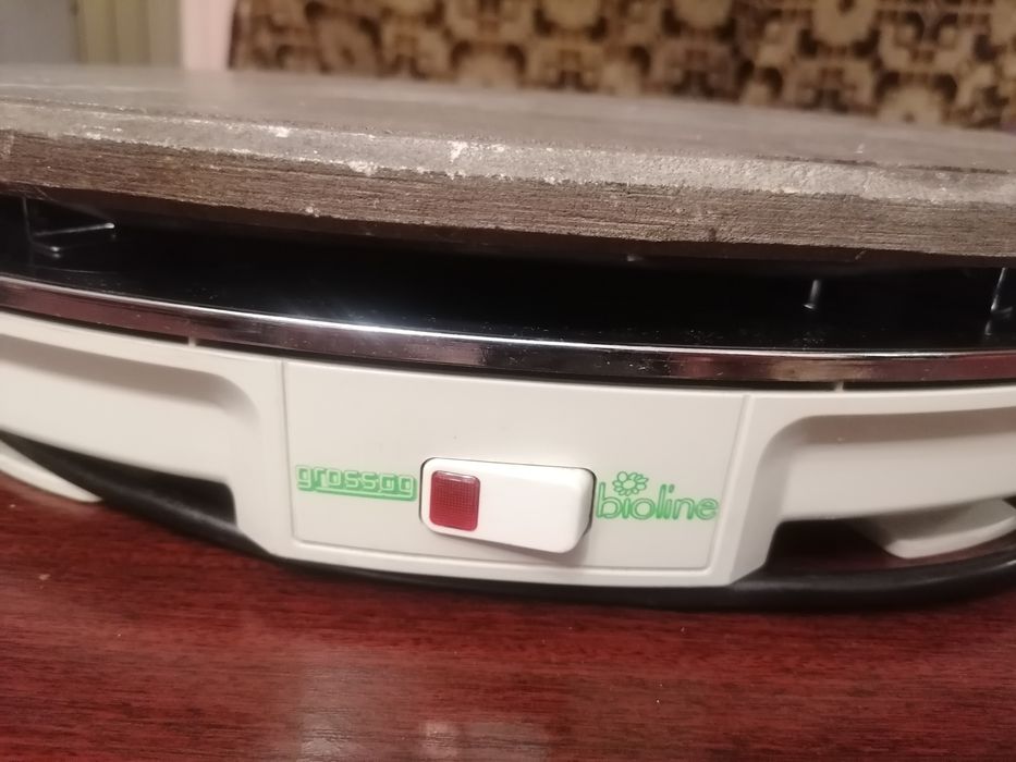 Grill elektryczny z kamienną płytą