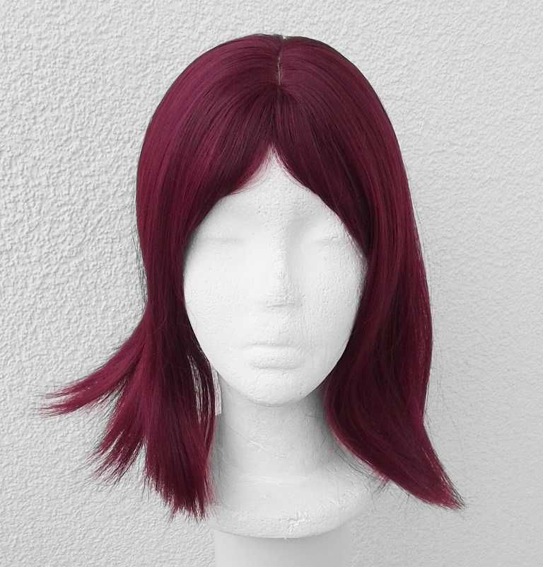 Czerwona ciemna malinowa krótka peruka z grzywką cosplay wig