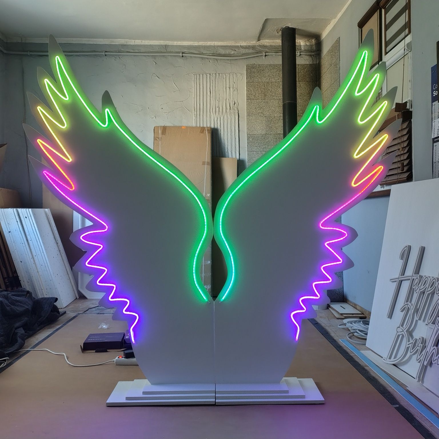 Skrzydła podświetlane duże ścianka do zdjęć neon