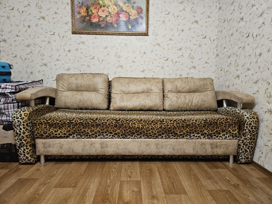 Продам леопардовый диван