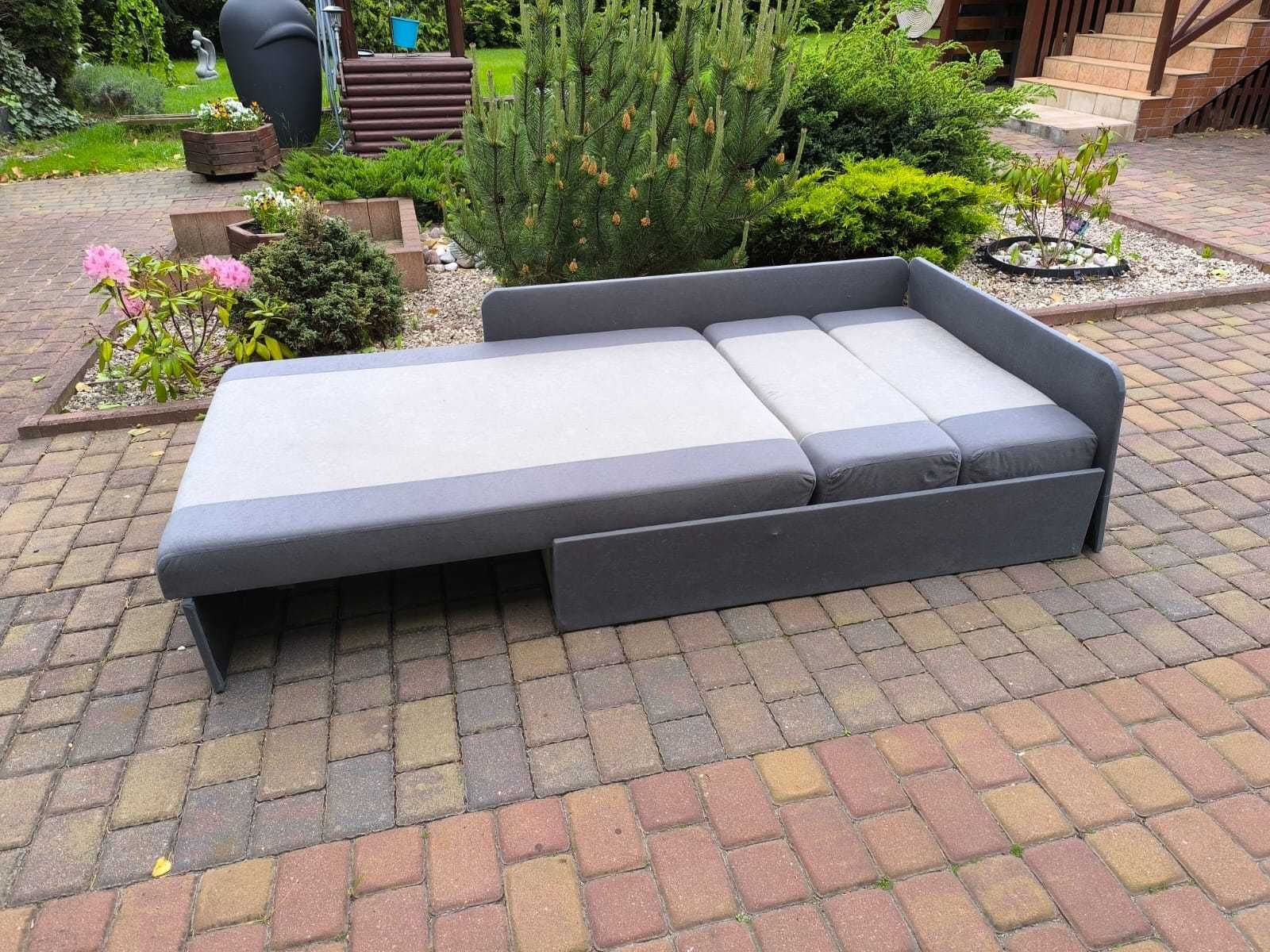 Rozkładana sofa i skórzany fotel