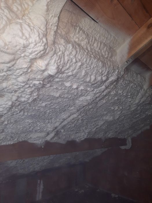 Ocieplanie pianką poddasza dachu ocieplenie pianą pur izolacja chłodni