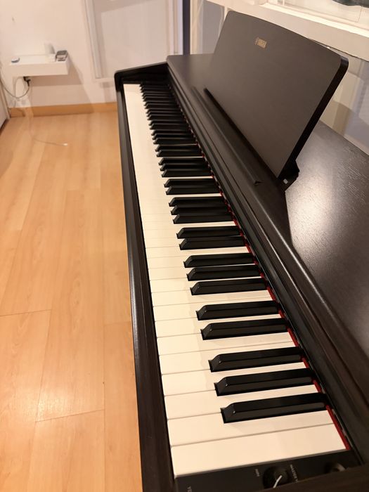 Piano digital Yamaha Arius YDP-145