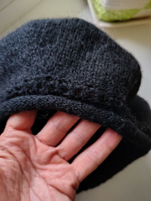 Жіночі берети із натуральної пряжі ручної роботи