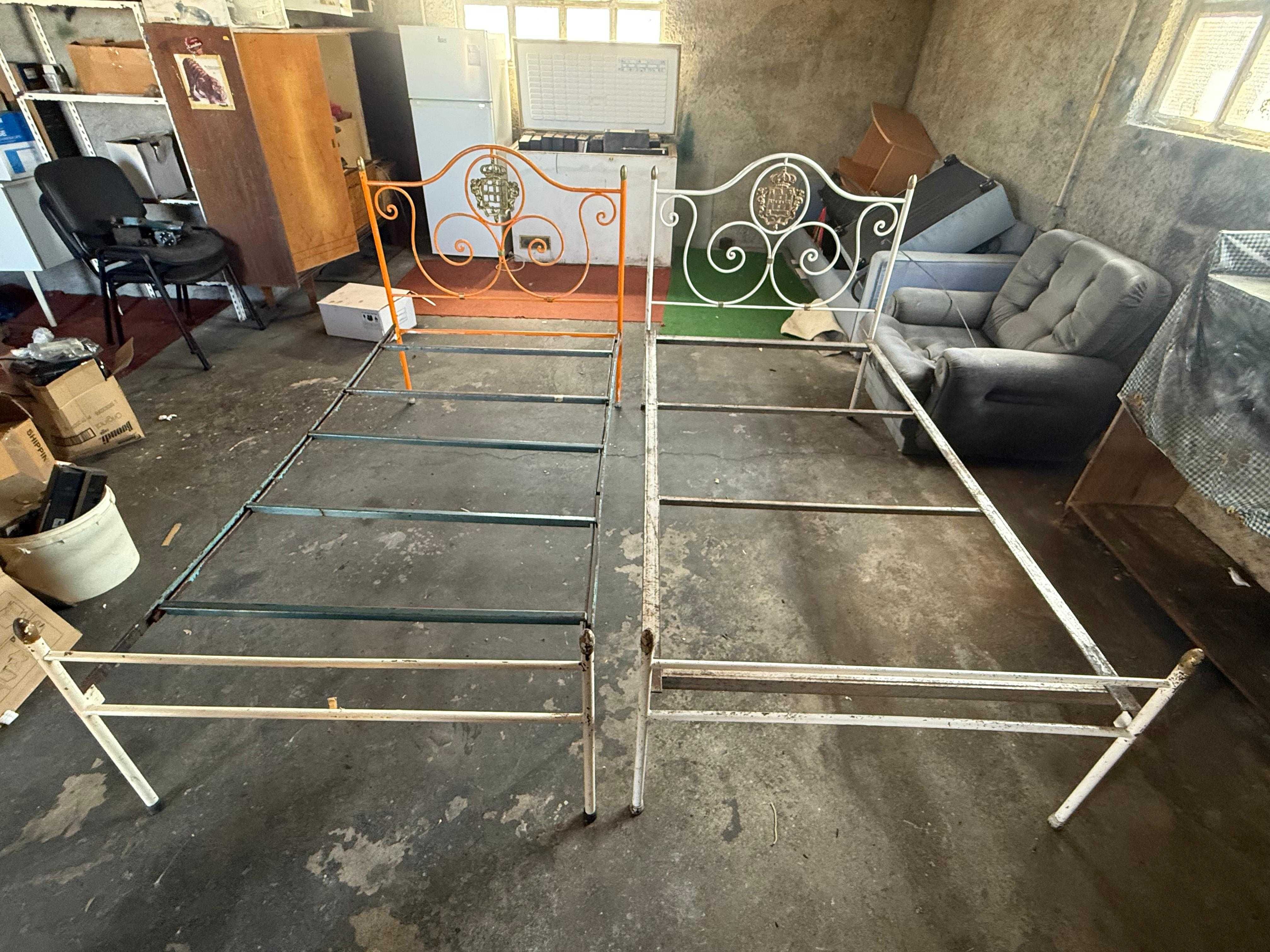 1 COLCHÃO NOVO individual + 2 Estrados em ferro