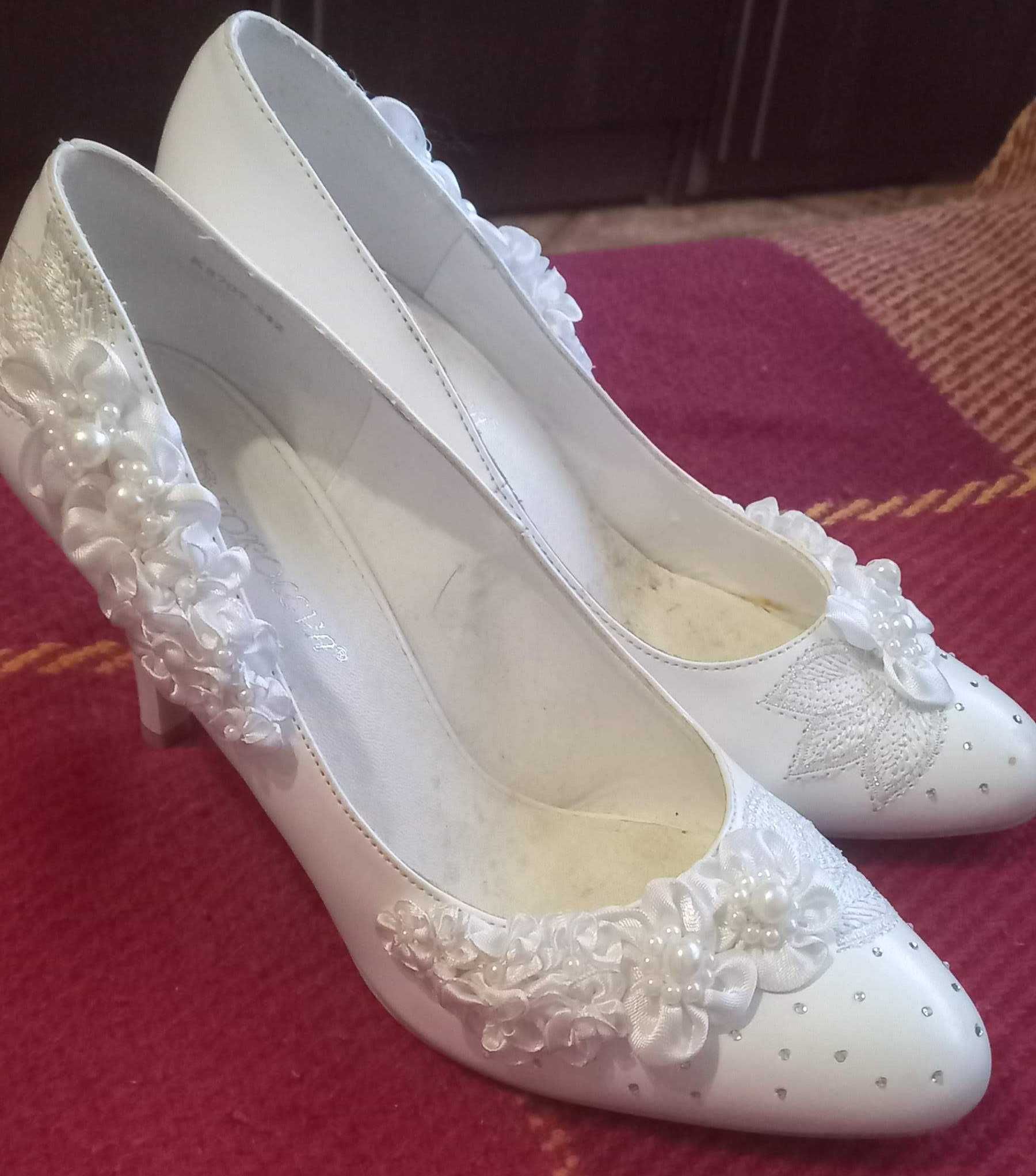 Белые свадебные туфли