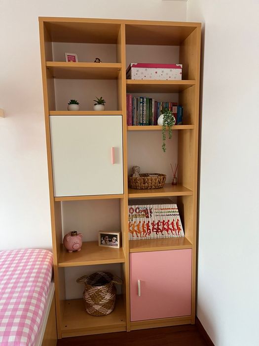 Mobília de quarto solteiro em cor natural, branco e rosa em bom estado
