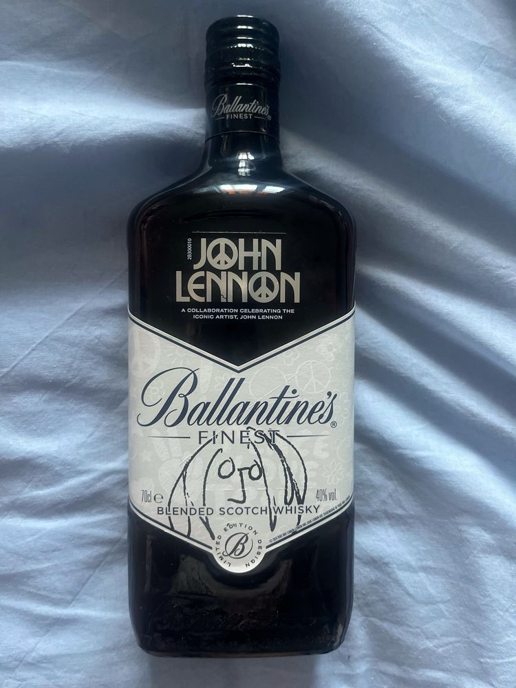 Пусті пляшки з-під віскі Jack Daniels, Jim Beam, Ballantine’s