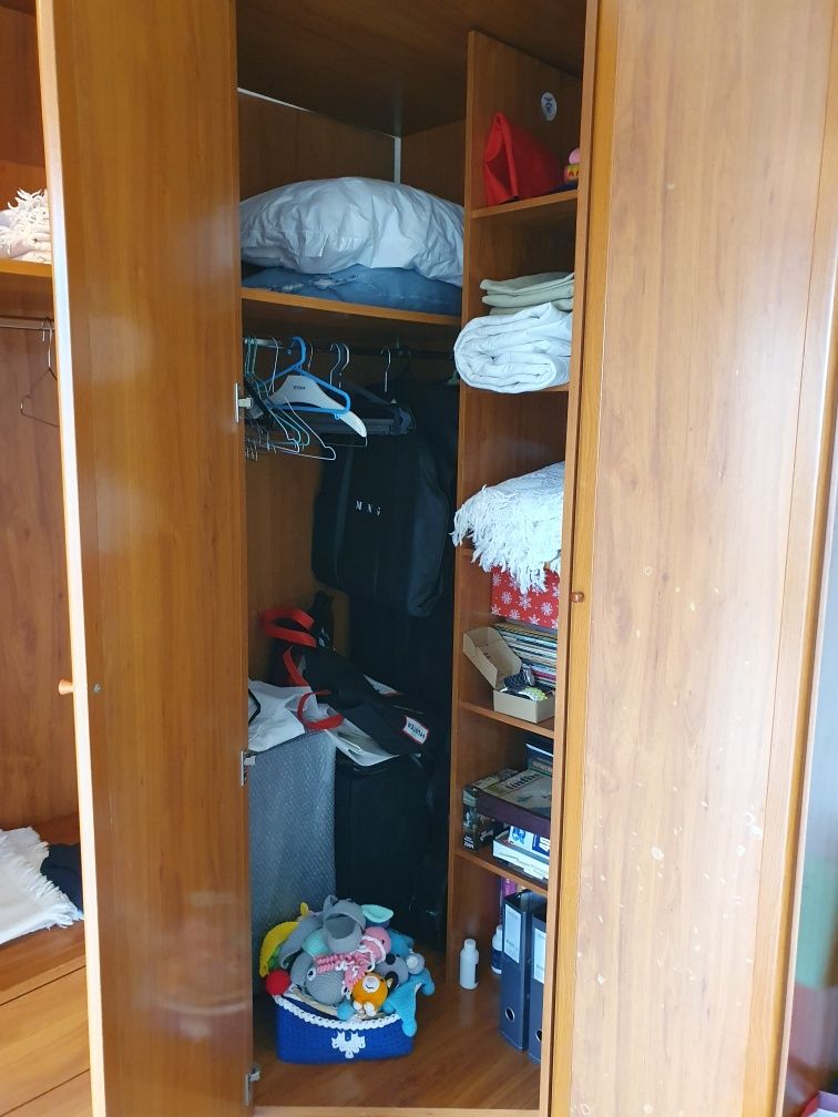 Roupeiro modular de madeira com espelho e iluminação embutida
