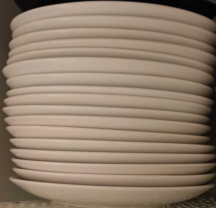 conjunto de louça branca IKEA, com 62 peças, 60 cêntimos por peça