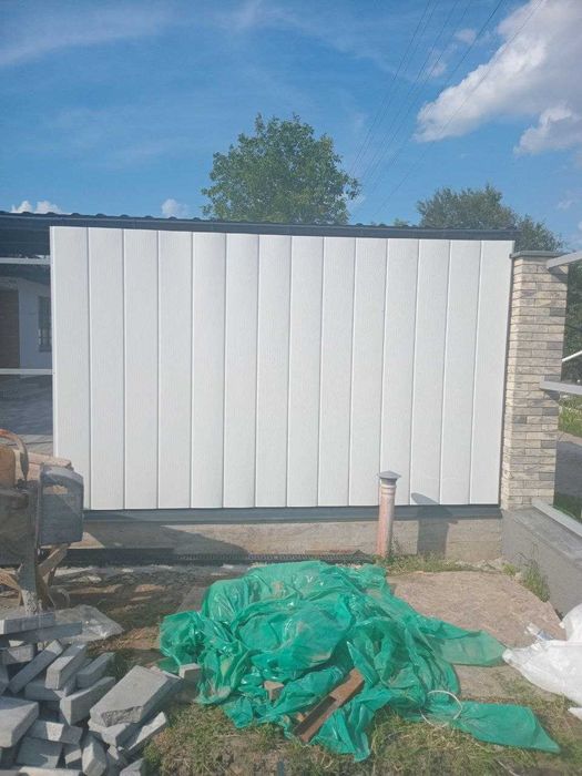 Бригада виконує будівельні роботи