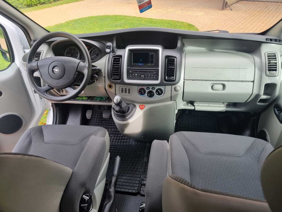 Wynajem busa 8 osobowego, Opel Vivaro long