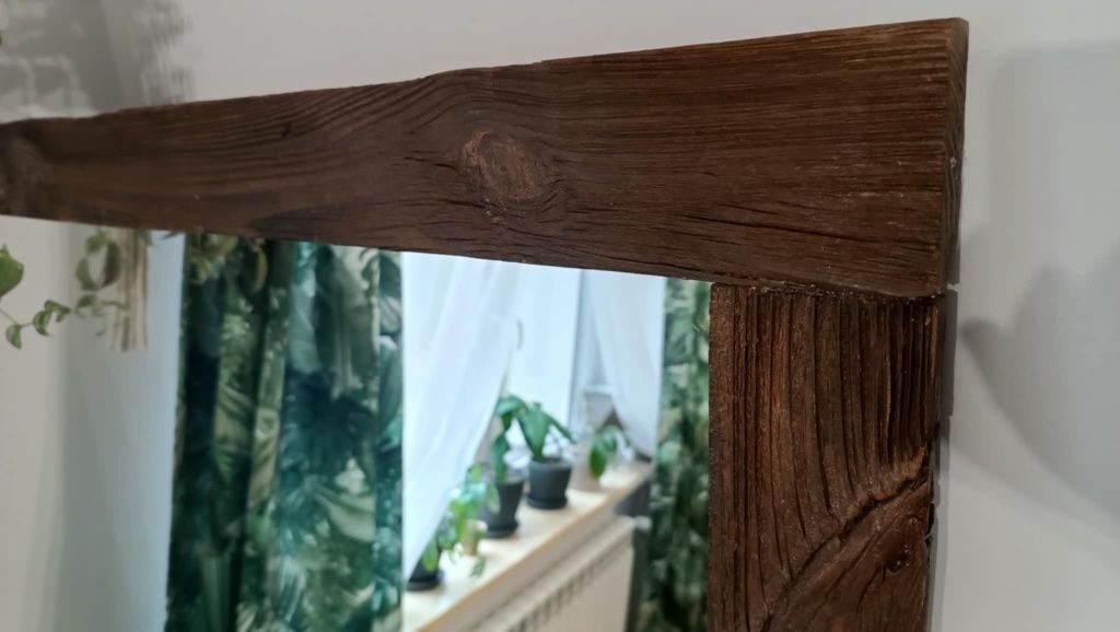 Lustro w starej ramie duże