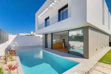 Descubra Luxo e Sustentabilidade: Moradia Nova, 4 suites, Piscina e Do