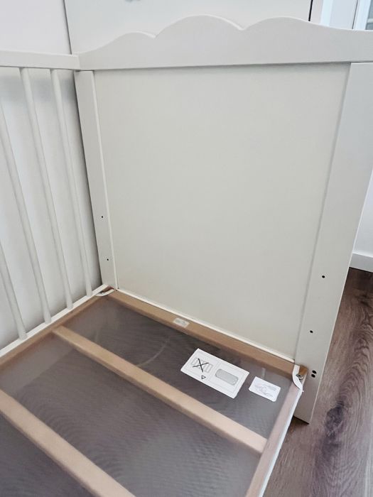 Berço + colchão + roupa de cama