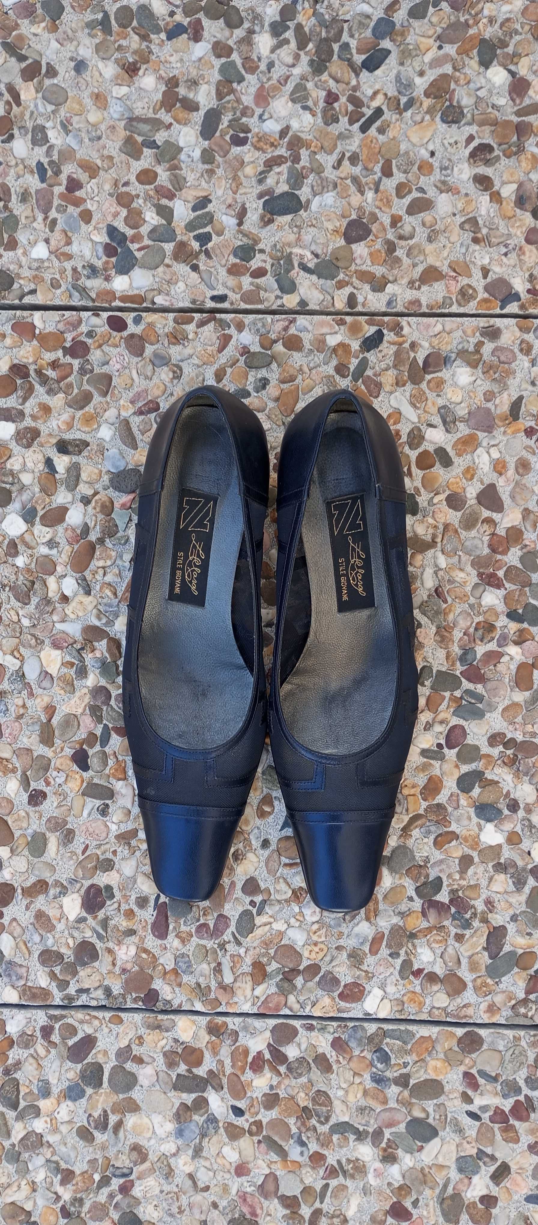 Sapato azul marinho translúcido com apontamentos geométricos