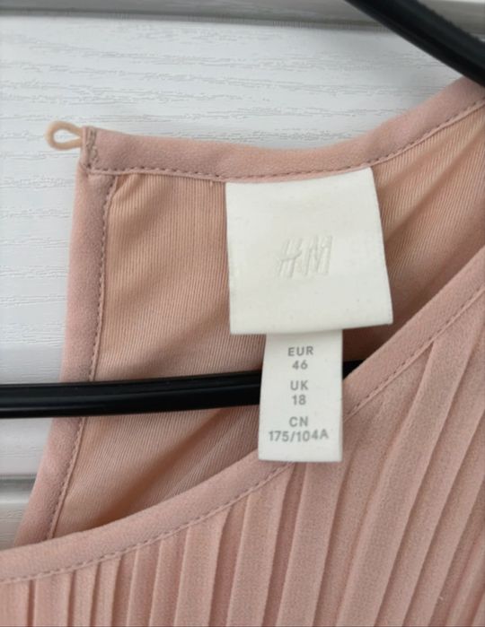 Długa jasna sukienka