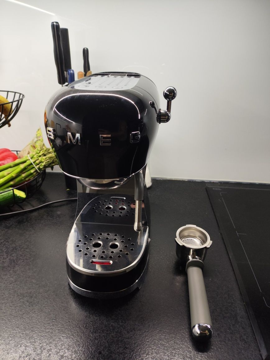 Ekspres kolbowy SMEG ECF02BLEU czarny