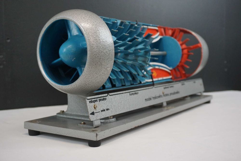 Model pomoc naukowa silnik turboodrzutowy odrzutowy PRL samolot