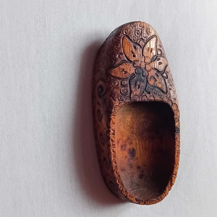 Drewniana popielniczka - bucik, PRL. Cepelia.