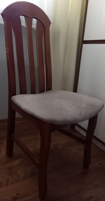 Sprzedam krzesła drewniane tapicerowane w kolorze szaro-beżowym 8 szt