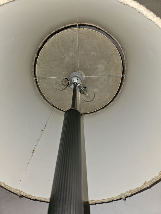 Zdobiona lampa stojąca