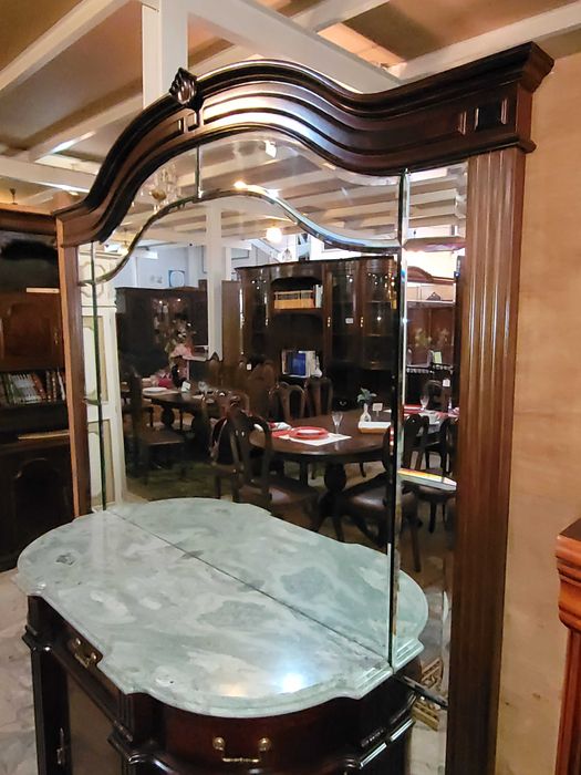 Consola em madeira com tampo em pedra com enorme espelho