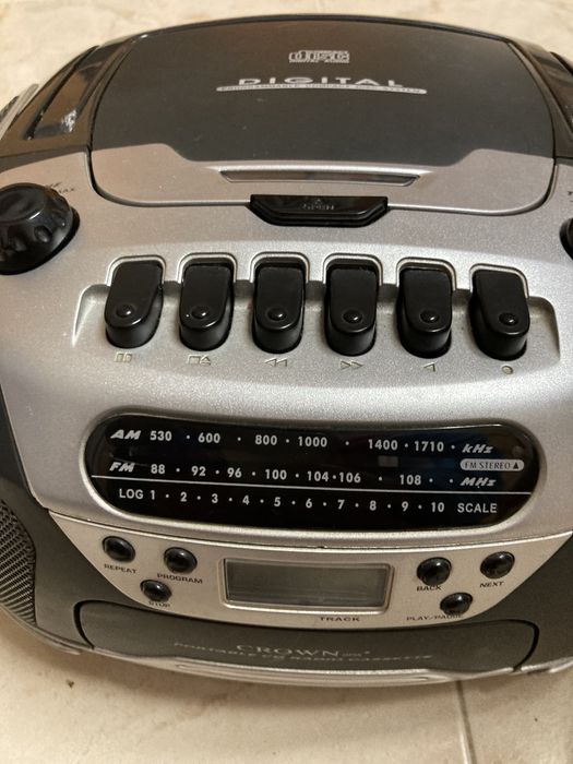 Radio com cassete e cd (nem sempre funciona esta opcao)