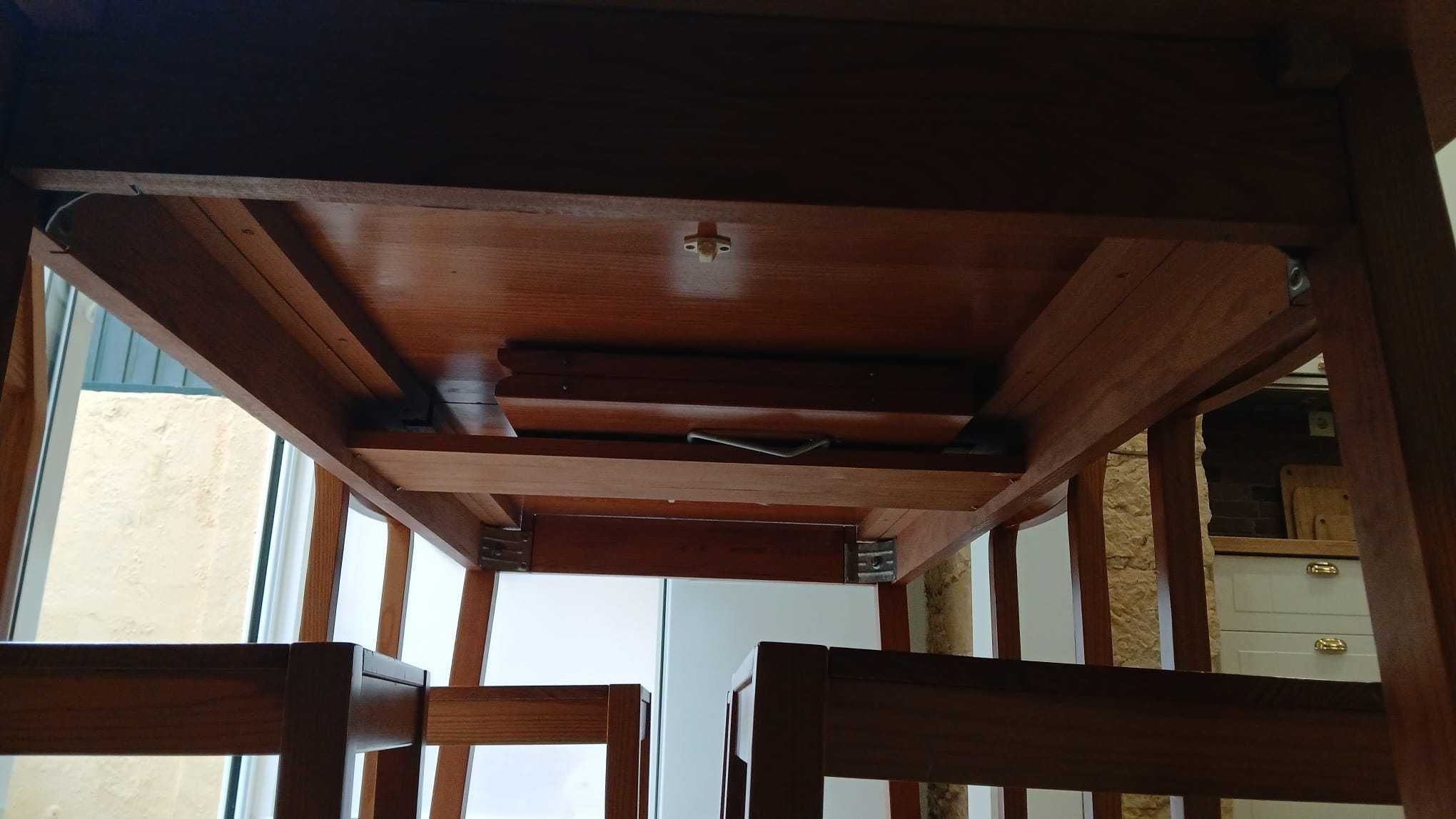 Mesa de madeira com 4 cadeiras