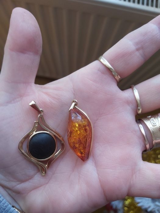 Dwie zawieszki oczko bursztyn waga 8.79 próba 585