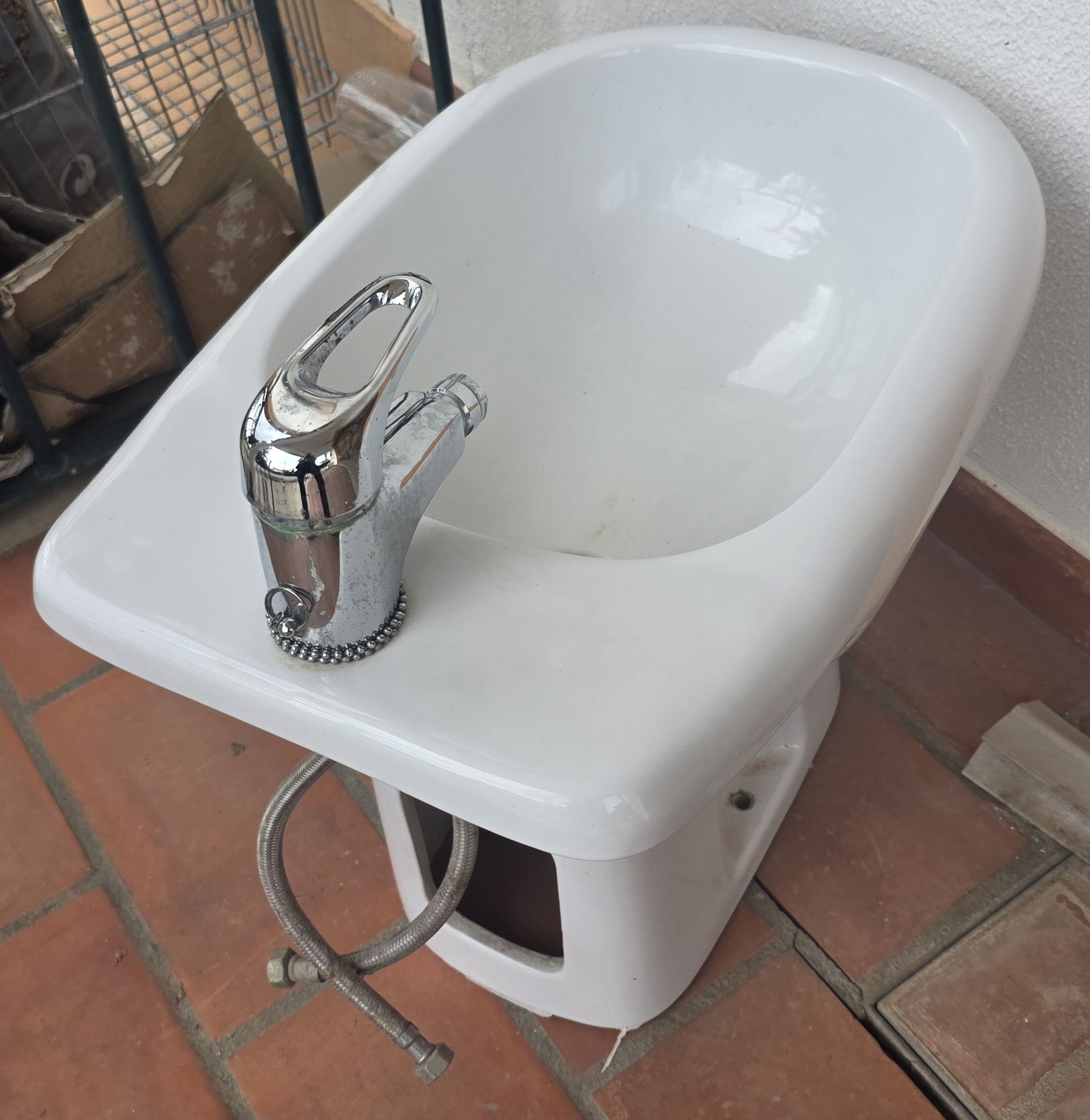 Bidé com torneira