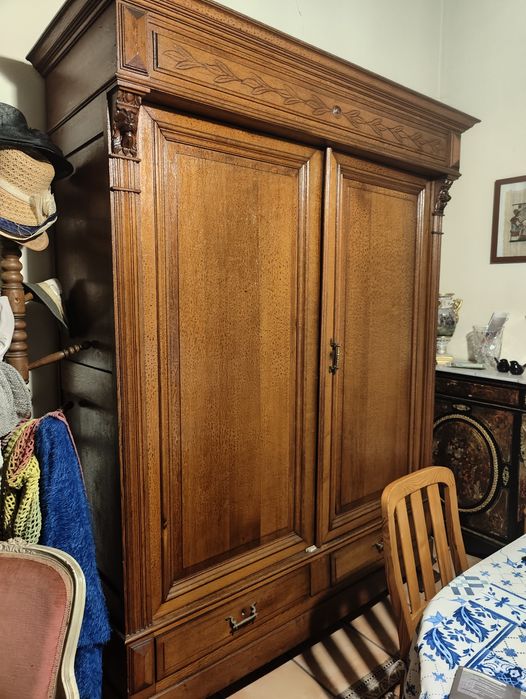 Móvel madeira castanho mássico, verniz a fogo