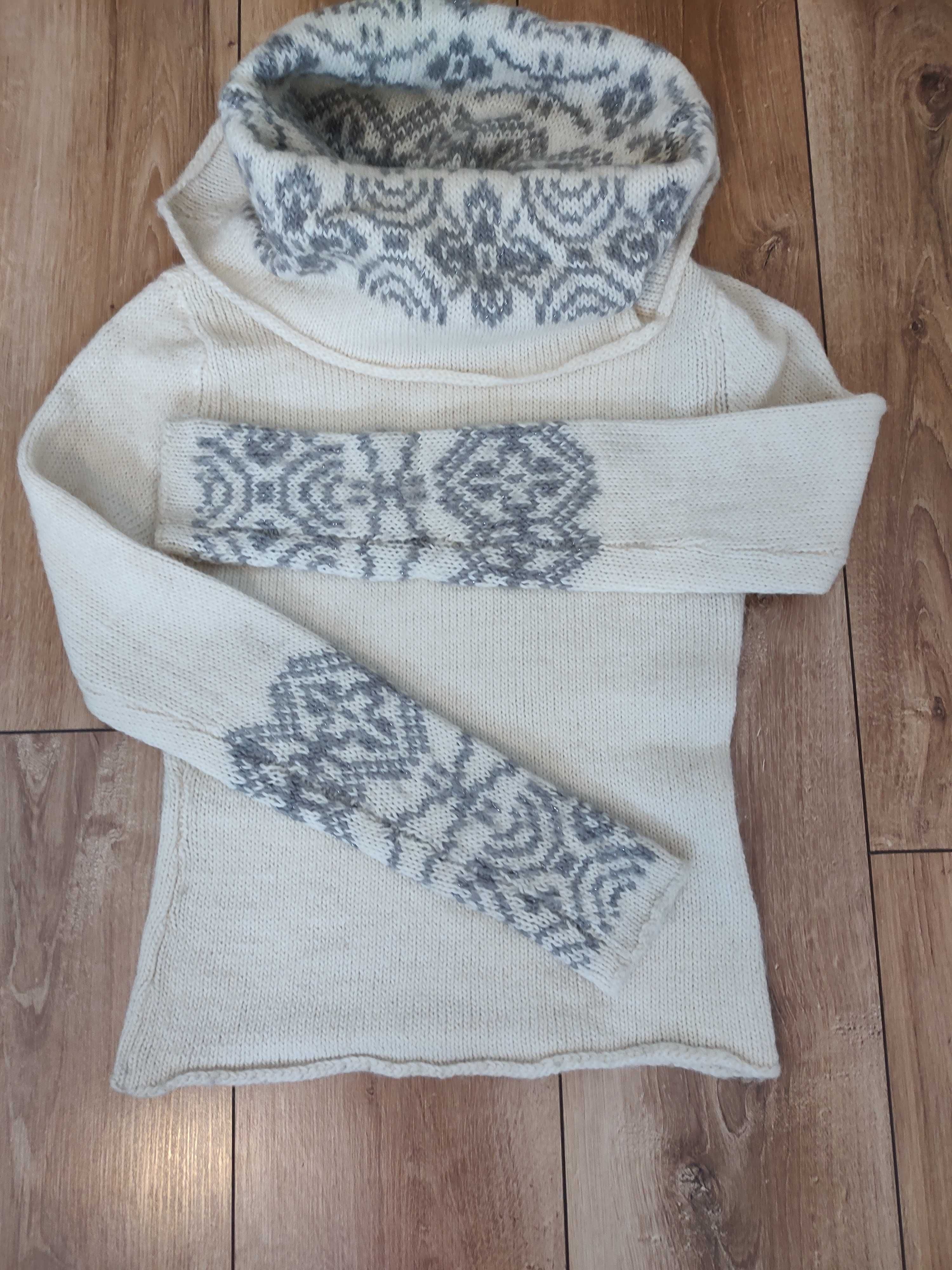 Krótki sweter z ozdobnym kołnierzem