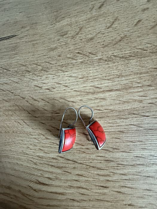 Srebrne kolczyki z czerwonym kamieniem