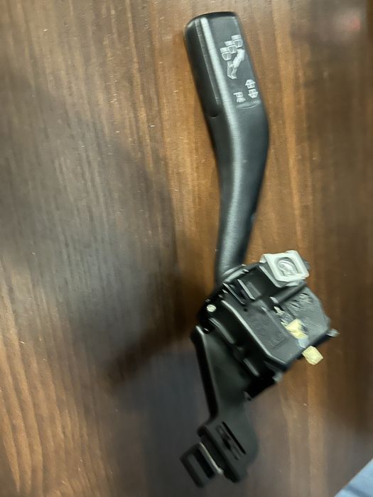 Перемикач підрудьовий лівий 1K0953513E Octavia a5