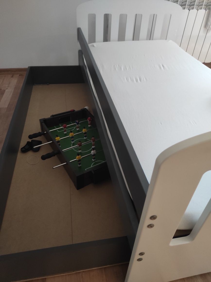 Łóżko dziecięce 160x80 cm z barierkami i szufladą – stan bardzo dobry