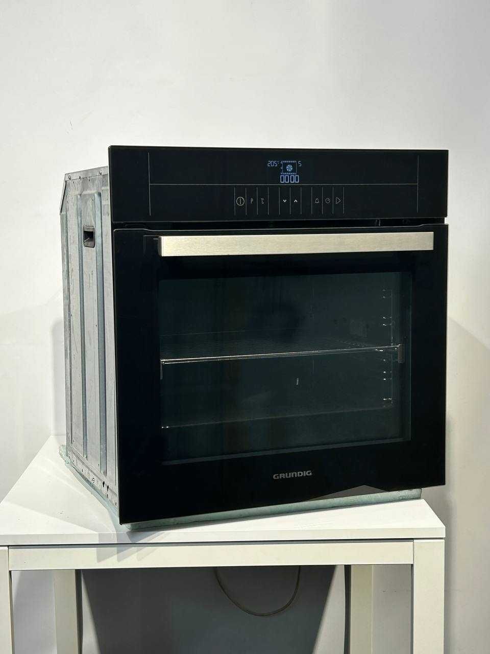 Духова шафа Grundig GEBM 25000 BP / з піролізом та сенсорним меню!