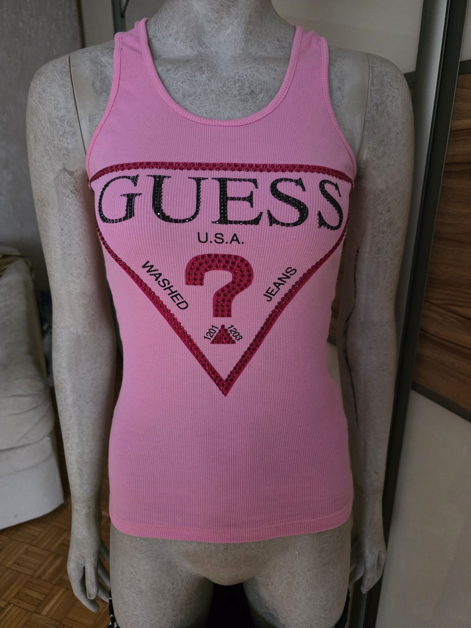 Bokserka damska Guess w kolorze różowym z cyrkoniami czarnymi i