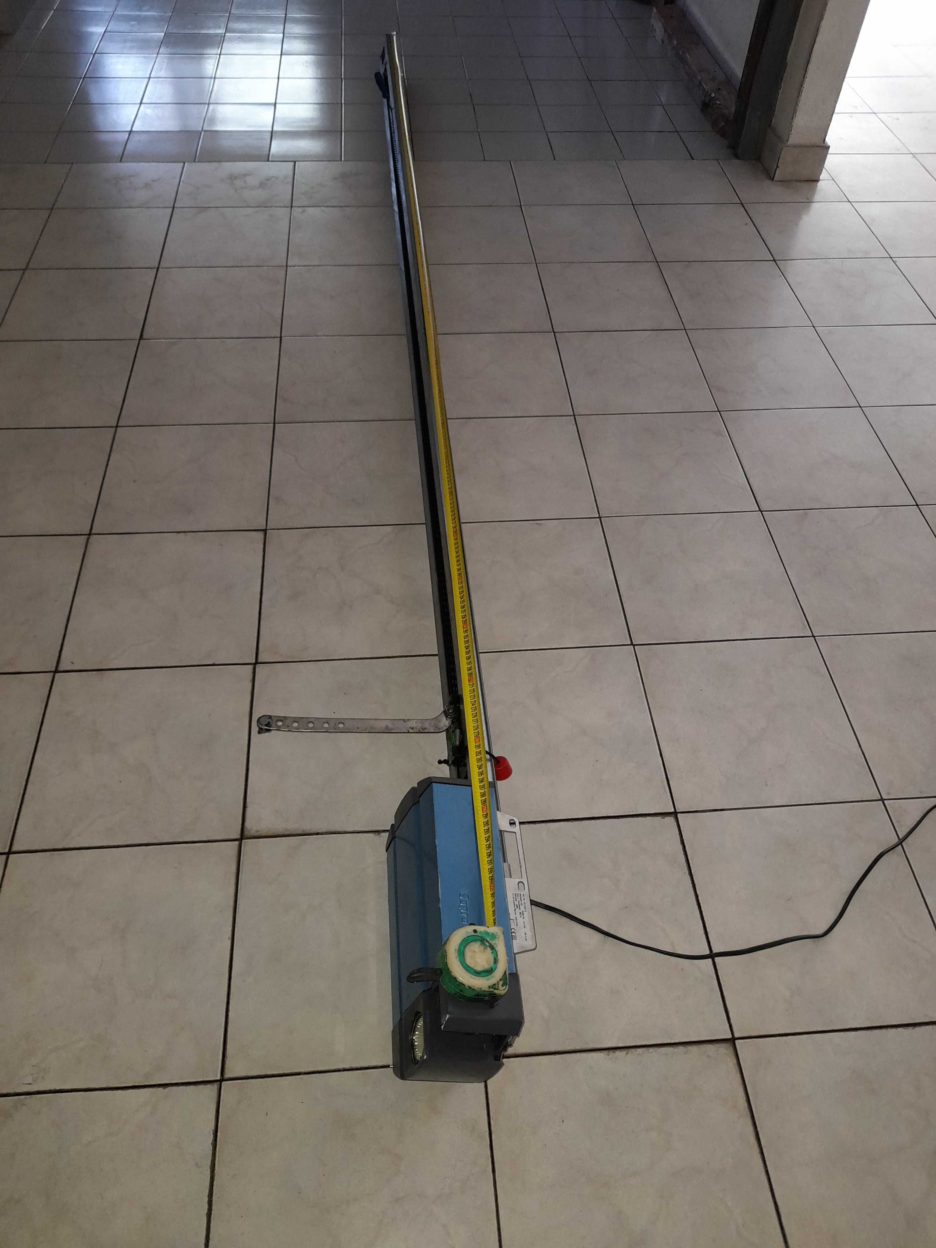 Motor  portão, com calha, e corrente para reparar ou peças.